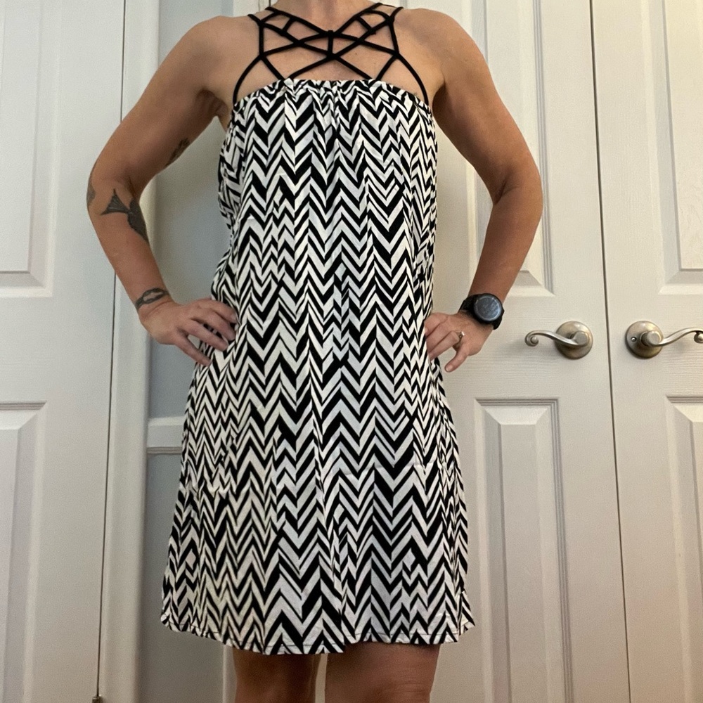 Boutique strappy geometric-chevron pleated mini dress